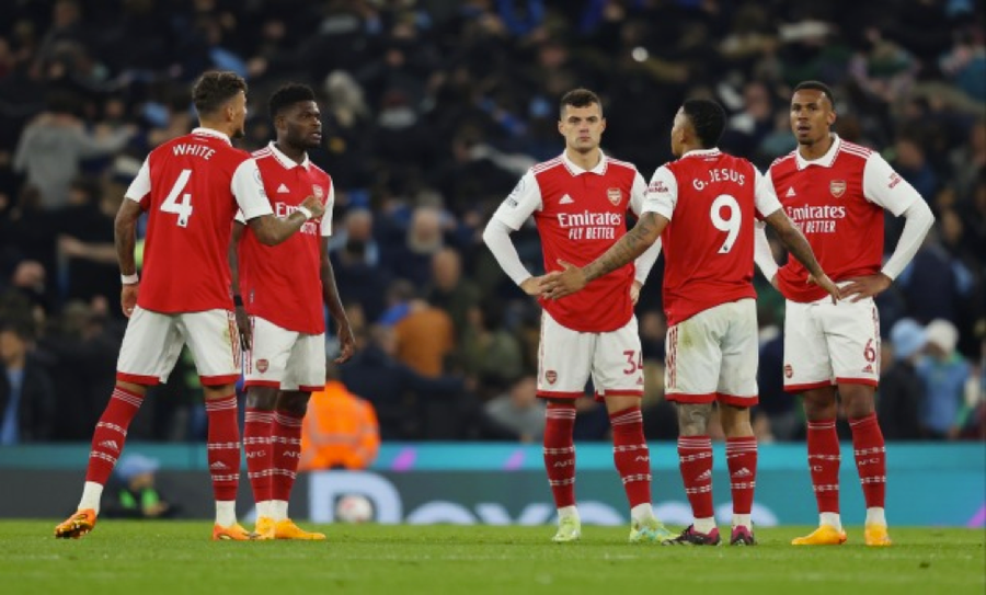 Các cầu thủ Arsenal buồn bã khi giấc mơ vô địch của họ tan thành mây khói. Các cầu thủ Arsenal buồn bã khi giấc mơ vô địch của họ tan thành mây khói.