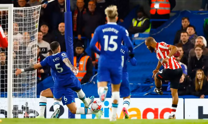 Các cầu thủ Chelsea (áo xanh) bất lực ngăn ngôi sao Brentford ghi bàn.