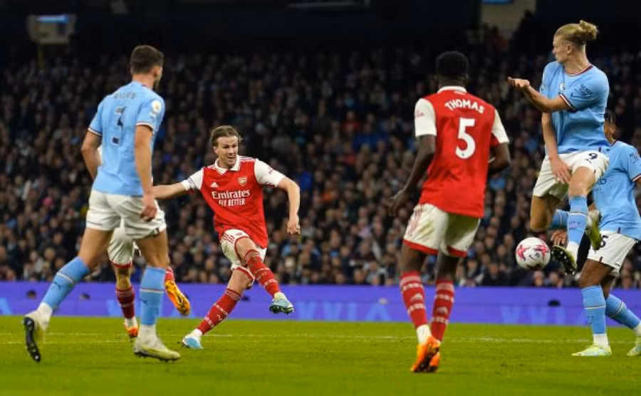 Rob Holding có pha dứt điểm đẹp mắt mang về bàn danh dự cho Arsenal.