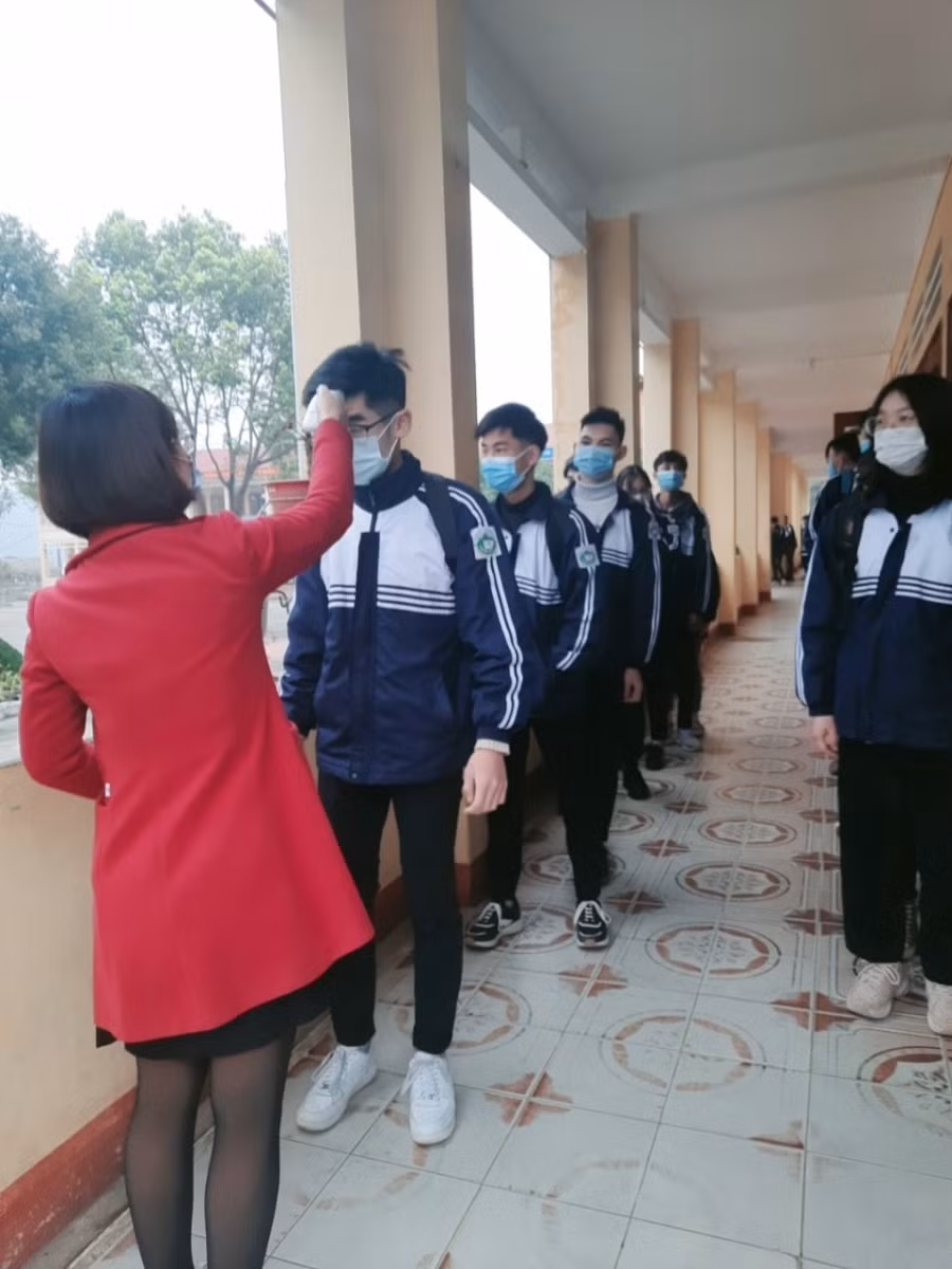 Đo thân nhiệt HS tại trường THPT số 1 Bắc Hà (Lào Cai).