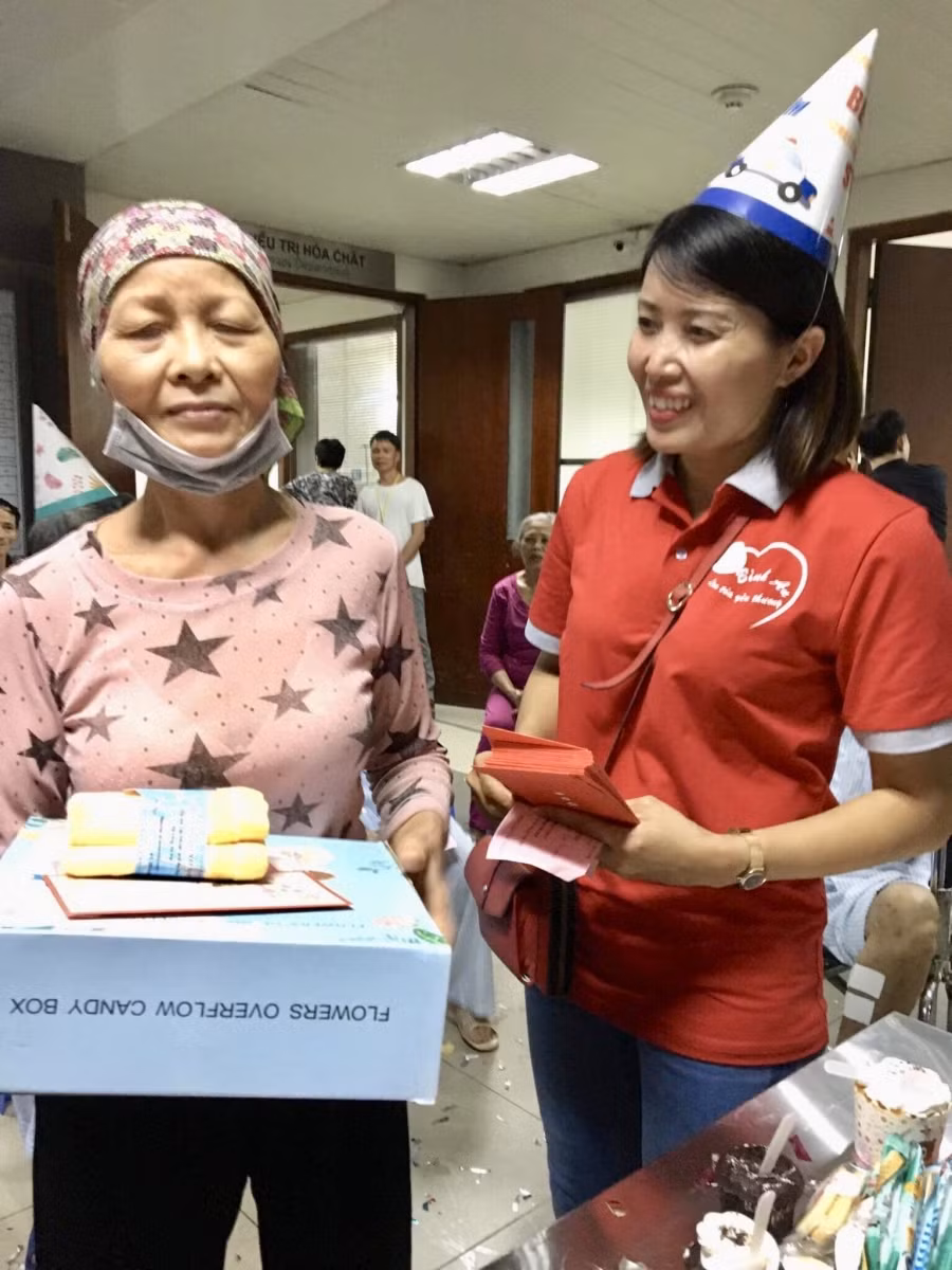 Cô Nguyễn Thị Cẩm Linh (phải) chia sẻ cùng bệnh nhân khó khăn trong cuộc sống