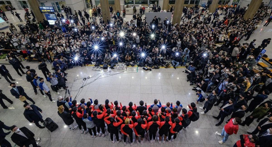 Đông đảo cổ động viên Hàn Quốc tới sân bay chào đón cầu thủ nhà trở về từ World Cup 2022. Đông đảo cổ động viên Hàn Quốc tới sân bay chào đón cầu thủ nhà trở về từ World Cup 2022.