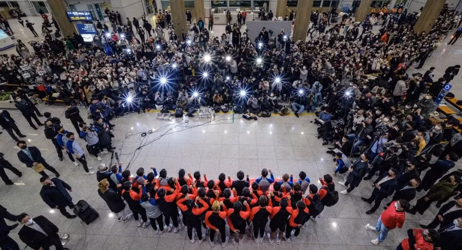 Đông đảo cổ động viên Hàn Quốc tới sân bay chào đón cầu thủ nhà trở về từ World Cup 2022.