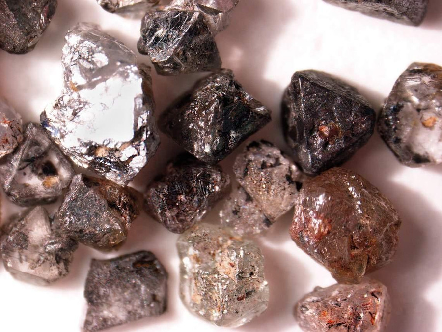 Kim cương dày đặc và truyền sóng địa chấn một cách nhanh chóng. Kim cương dày đặc và truyền sóng địa chấn một cách nhanh chóng.