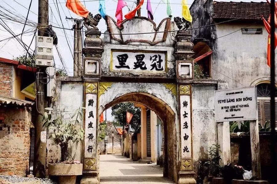 Cổng làng Sơn Đồng.