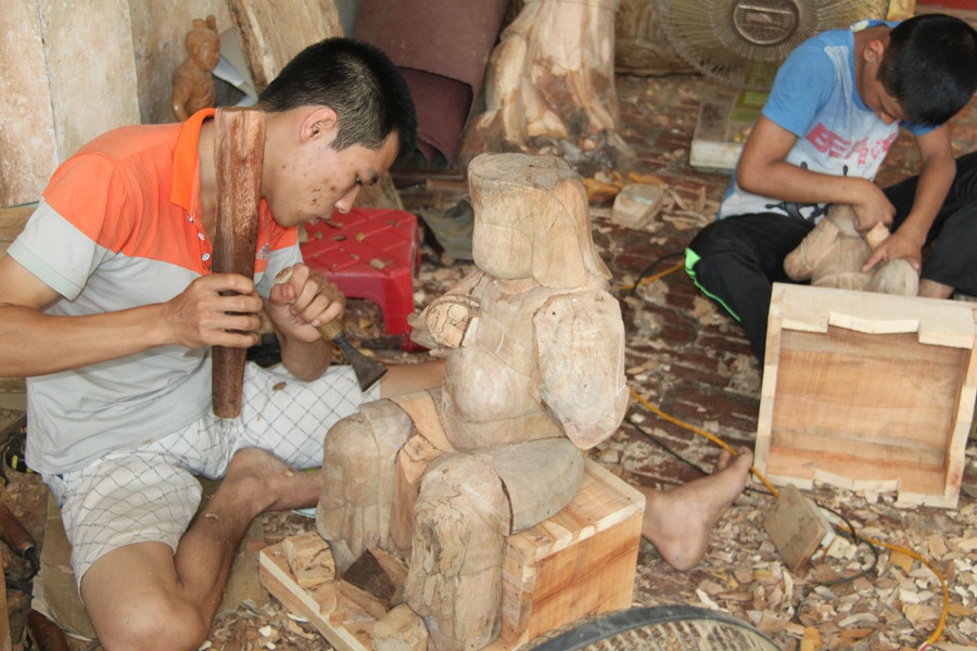 Làng Sơn Đồng nổi tiếng với nghề tạc tượng.