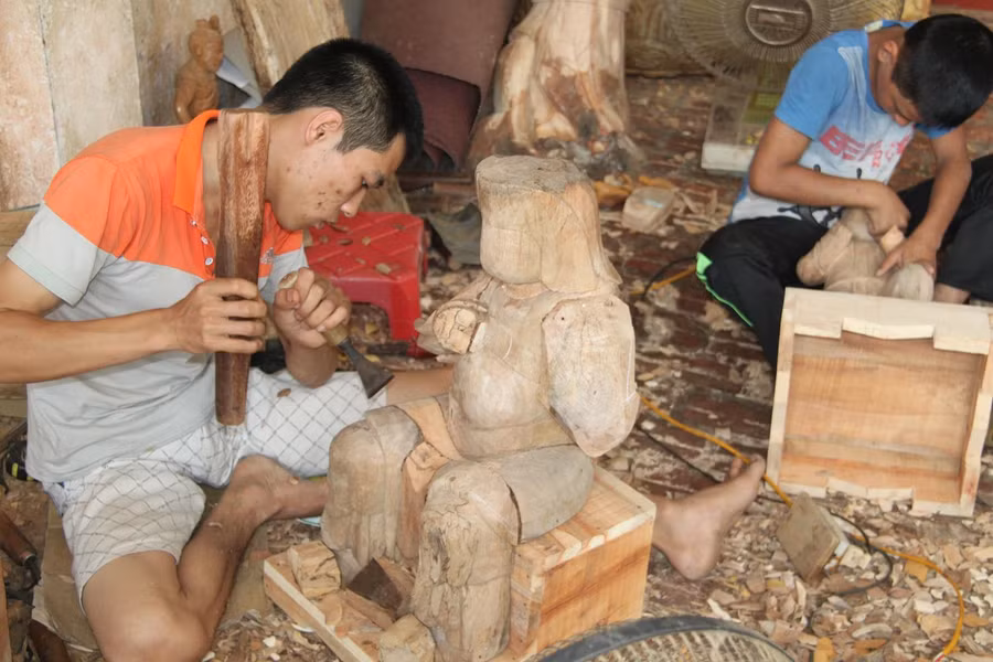 Làng Sơn Đồng nổi tiếng với nghề tạc tượng.