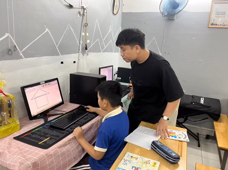 Lớp học tình thương kiểm tra thực hành trên máy tính.