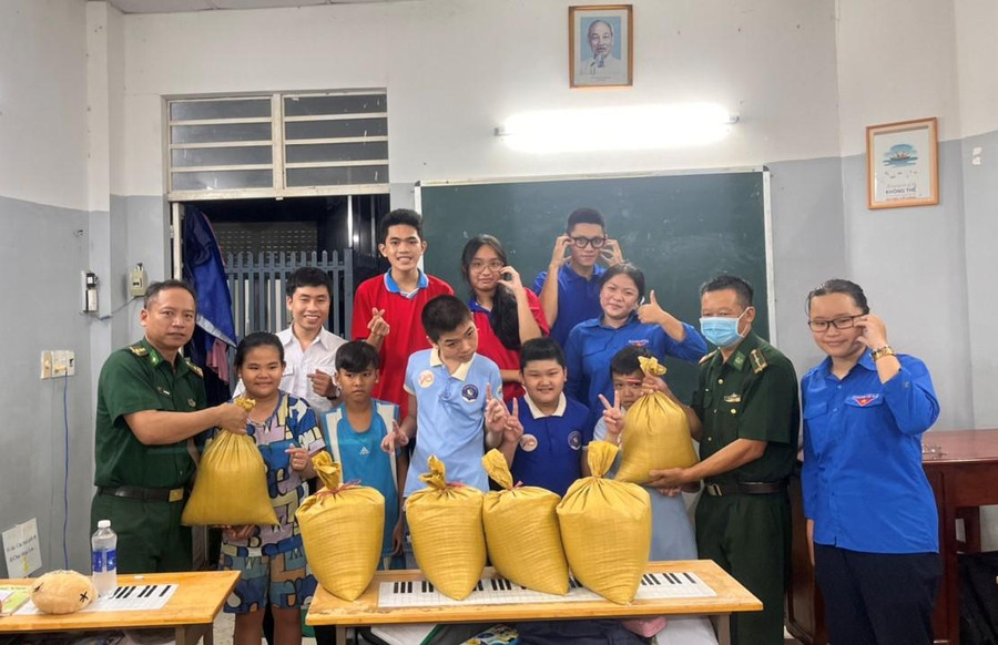 Lực lượng Biên phòng cùng Đoàn Thanh niên phường Phú Mỹ tặng quà cho học sinh tại lớp học tình thương. Lực lượng Biên phòng cùng Đoàn Thanh niên phường Phú Mỹ tặng quà cho học sinh tại lớp học tình thương.