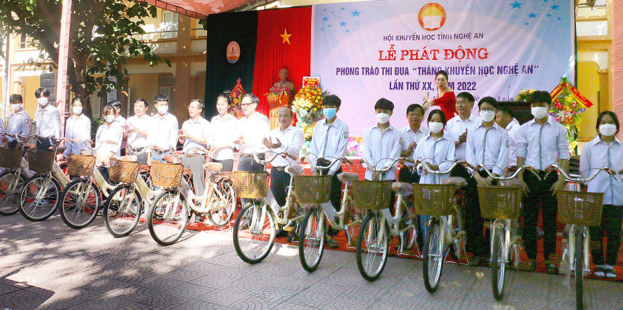 Hội Khuyến học tỉnh Nghệ An tặng quà cho học sinh khó khăn huyện Nghi Lộc, Nghệ An. Hội Khuyến học tỉnh Nghệ An tặng quà cho học sinh khó khăn huyện Nghi Lộc, Nghệ An.