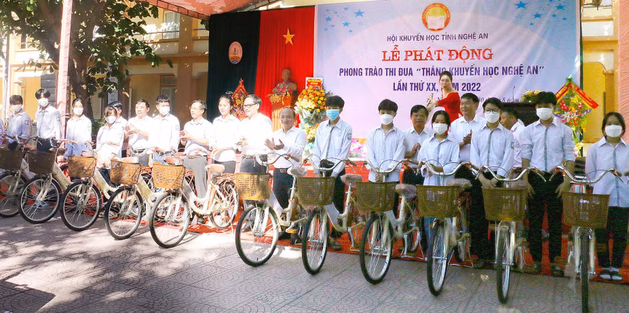 Hội Khuyến học tỉnh Nghệ An tặng quà cho học sinh khó khăn huyện Nghi Lộc, Nghệ An.