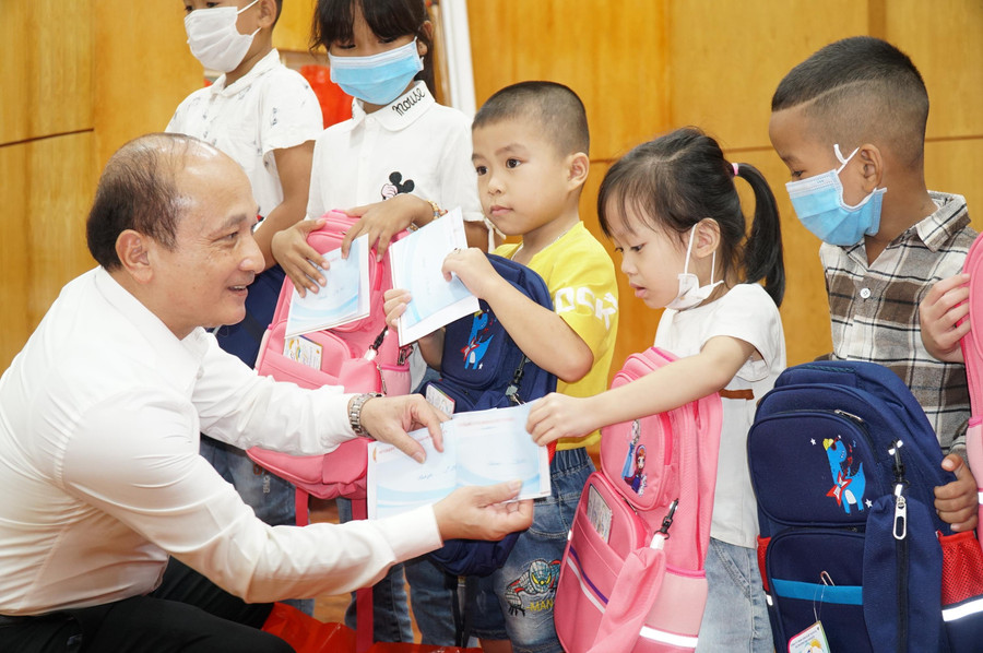 Ông Nguyễn Thanh Hiền – Chủ tịch Hội Khuyến học tỉnh Nghệ An trao quà hỗ trợ học sinh bị ảnh hưởng bởi dịch Covid-19. Ông Nguyễn Thanh Hiền – Chủ tịch Hội Khuyến học tỉnh Nghệ An trao quà hỗ trợ học sinh bị ảnh hưởng bởi dịch Covid-19.