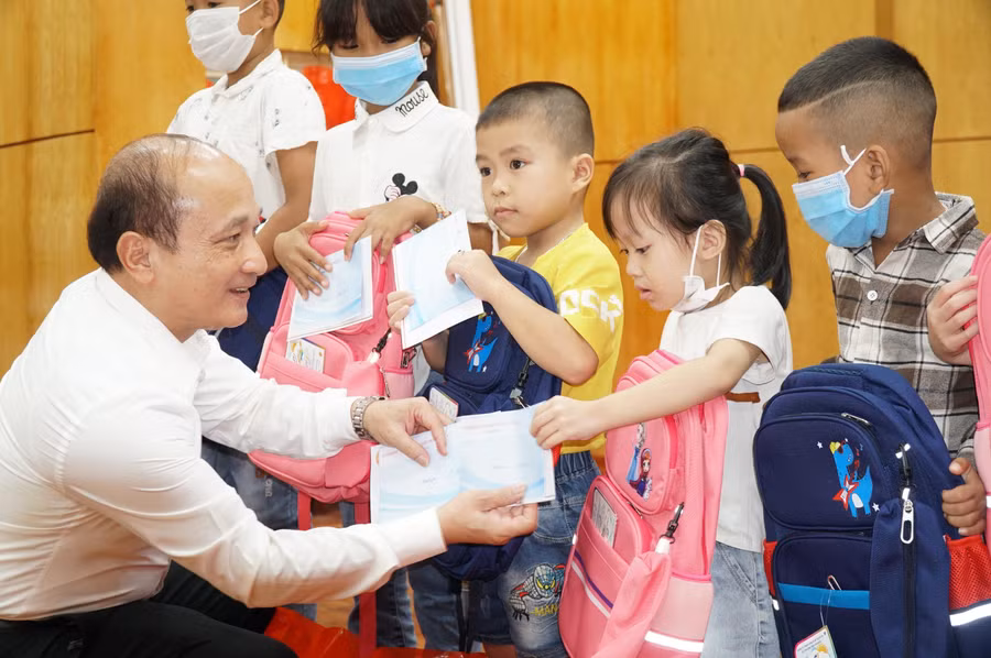 Ông Nguyễn Thanh Hiền – Chủ tịch Hội Khuyến học tỉnh Nghệ An trao quà hỗ trợ học sinh bị ảnh hưởng bởi dịch Covid-19.