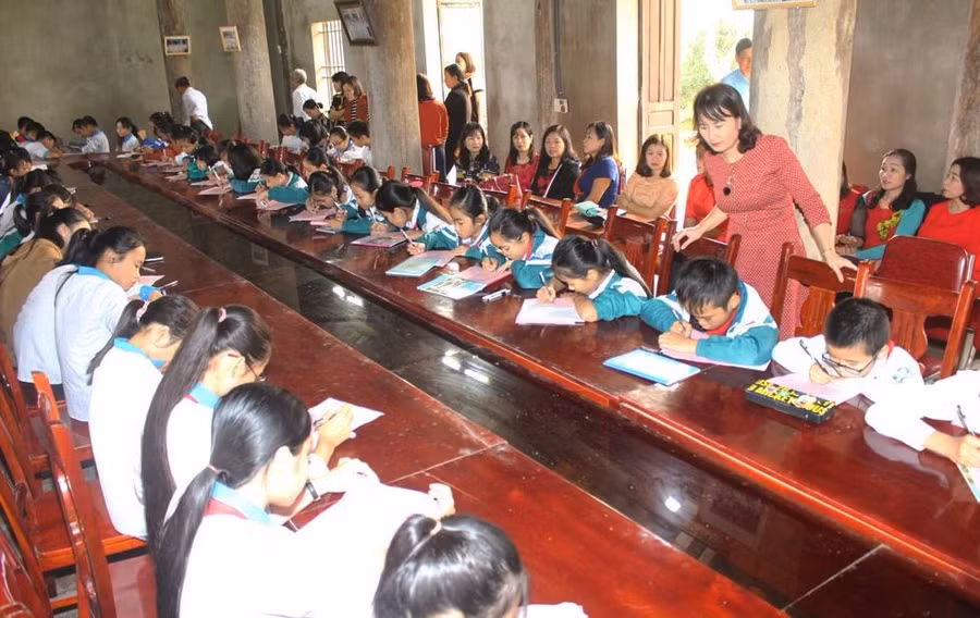 Chương trình khai bút đầu xuân và trao quà cho học sinh có thành tích học tập tốt được triển khai hàng năm tại xã Quỳnh Đôi, huyện Quỳnh Lưu, Nghệ An.