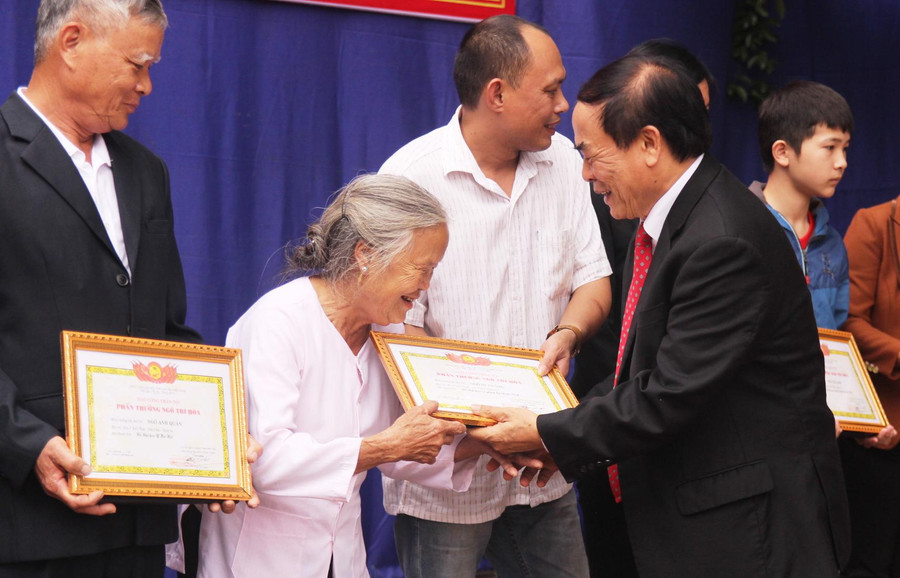 Trao “Phần thưởng Ngô Trí Hòa” cho đại diện gia đình có con cháu học tập tốt của dòng họ Ngô Lý Trai huyện Diễn Châu, Nghệ An. Trao “Phần thưởng Ngô Trí Hòa” cho đại diện gia đình có con cháu học tập tốt của dòng họ Ngô Lý Trai huyện Diễn Châu, Nghệ An.