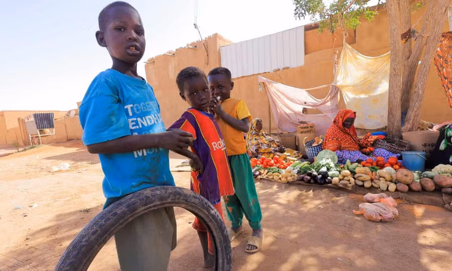 Trẻ em trong một khu chợ ở thủ đô Khartoum của Sudan.
