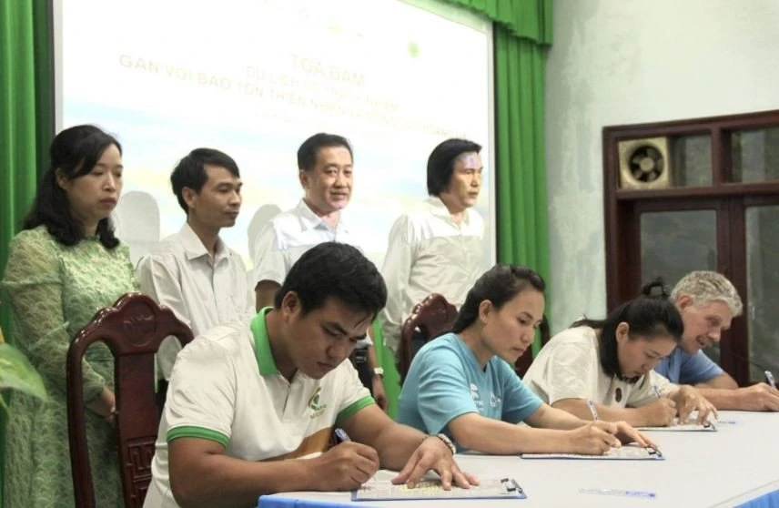 Đại diện các công ty du lịch ký cam kết chung tay bảo tồn động vật hoang dã tại buổi tòa đàm. 