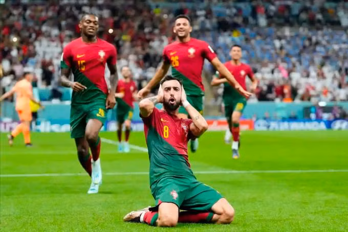 Cầu thủ Bồ Đào Nha mừng chiến thắng trước Uruguay ở lượt trận thứ hai.