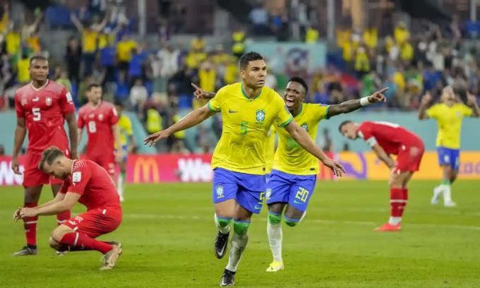Casemiro chia vui sau khi ghi bàn duy nhất của trận đấu Brazil thắng Thụy Sĩ.