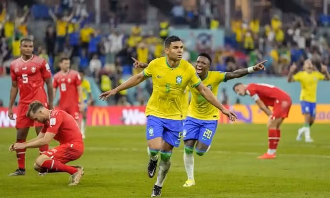 Casemiro chia vui sau khi ghi bàn duy nhất của trận đấu Brazil thắng Thụy Sĩ.
