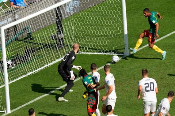 Serbia - Cameroon hòa nhau 3-3 và níu chân nhau vào vòng 1/8.
