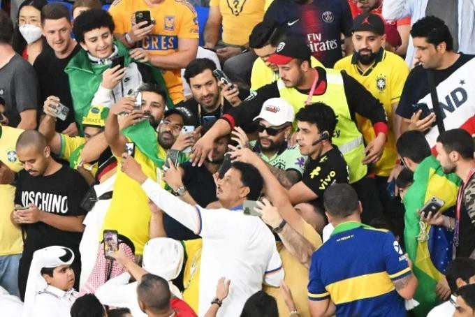 Neymar ‘giả’ (đeo kính đen, đội mũ trắng) trên khán đài sân 974 ở Qatar khiến người hâm mộ nhầm tưởng với ngôi sao Neymar của tuyển Brazil nên xin chụp ảnh. Neymar ‘giả’ (đeo kính đen, đội mũ trắng) trên khán đài sân 974 ở Qatar khiến người hâm mộ nhầm tưởng với ngôi sao Neymar của tuyển Brazil nên xin chụp ảnh.
