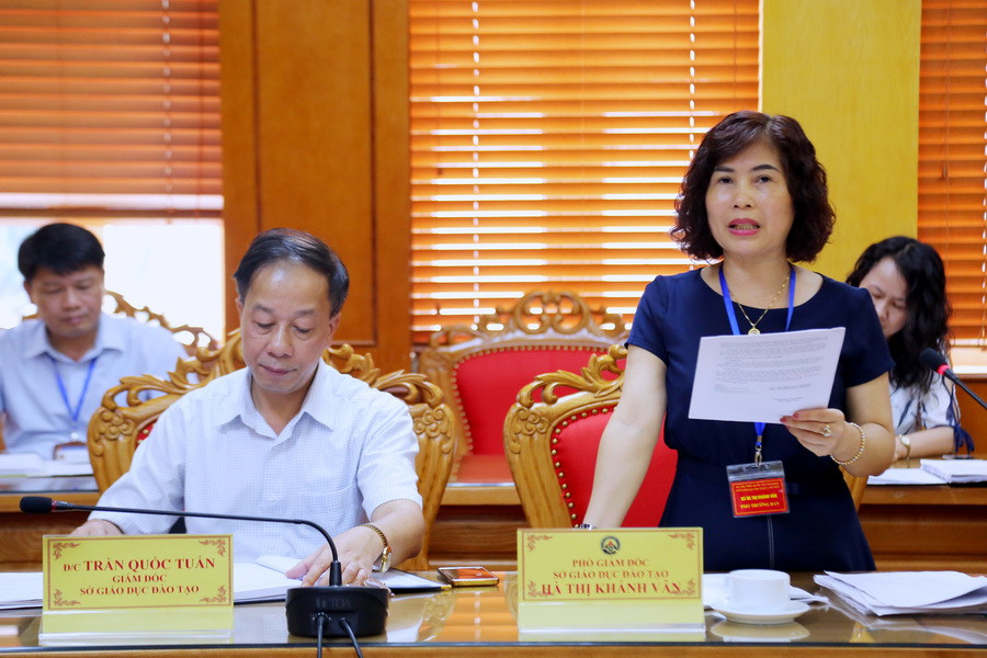 Bà Hà Thị Khánh Vân - Phó trưởng BCĐ thi THPT quốc gia tỉnh Lạng Sơn báo cáo tại buổi làm việc Bà Hà Thị Khánh Vân - Phó trưởng BCĐ thi THPT quốc gia tỉnh Lạng Sơn báo cáo tại buổi làm việc