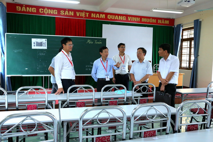 Thứ trưởng Lê Hải An và các thành viên trong đoàn kiểm tra nhắc nhở các điểm thi rà soát các công tác chuẩn bị, không để sơ sót nào dù là nhỏ nhất cho công tác coi thi. Ảnh: phòng hội đồng tại điểm thi Trường THPT Hoàng Văn Thụ. Ảnh Việt Hà Thứ trưởng Lê Hải An và các thành viên trong đoàn kiểm tra nhắc nhở các điểm thi rà soát các công tác chuẩn bị, không để sơ sót nào dù là nhỏ nhất cho công tác coi thi. Ảnh: phòng hội đồng tại điểm thi Trường THPT Hoàng Văn Thụ. Ảnh Việt Hà
