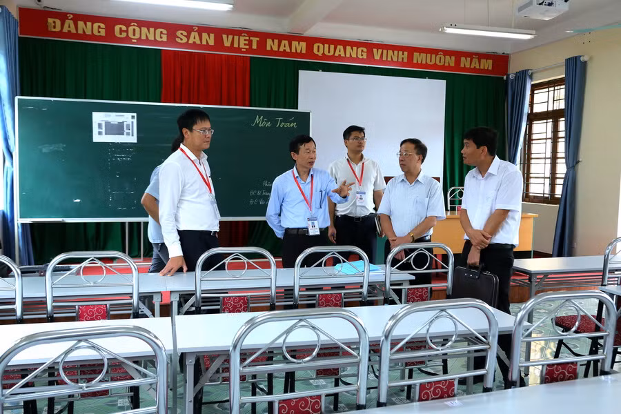Thứ trưởng Lê Hải An và các thành viên trong đoàn kiểm tra nhắc nhở các điểm thi rà soát các công tác chuẩn bị, không để sơ sót nào dù là nhỏ nhất cho công tác coi thi. Ảnh: phòng hội đồng tại điểm thi Trường THPT Hoàng Văn Thụ. Ảnh Việt Hà