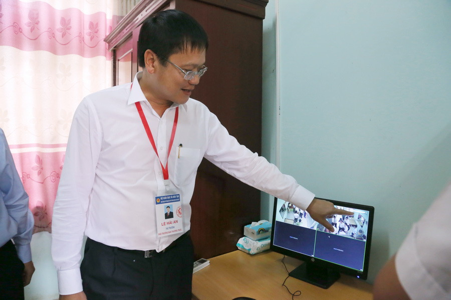 Thứ trưởng Lê Hải An đang chỉ ra bộ đếm thời gian của camera an ninh giám sát phòng bảo quản đề thi, bài thi chưa được cập nhật theo thời gian thực. Thứ trưởng yêu cầu phải cập nhật thời gian thực cho các camer giám sát, đảm bảo độ tin cậy của dữ liệu. Ảnh tại điểm thi Trường THPT Hữu Lũng - Hội đồng thi Sở GD&ĐT Lạng Sơn. Ảnh: Việt Hà Thứ trưởng Lê Hải An đang chỉ ra bộ đếm thời gian của camera an ninh giám sát phòng bảo quản đề thi, bài thi chưa được cập nhật theo thời gian thực. Thứ trưởng yêu cầu phải cập nhật thời gian thực cho các camer giám sát, đảm bảo độ tin cậy của dữ liệu. Ảnh tại điểm thi Trường THPT Hữu Lũng - Hội đồng thi Sở GD&ĐT Lạng Sơn. Ảnh: Việt Hà