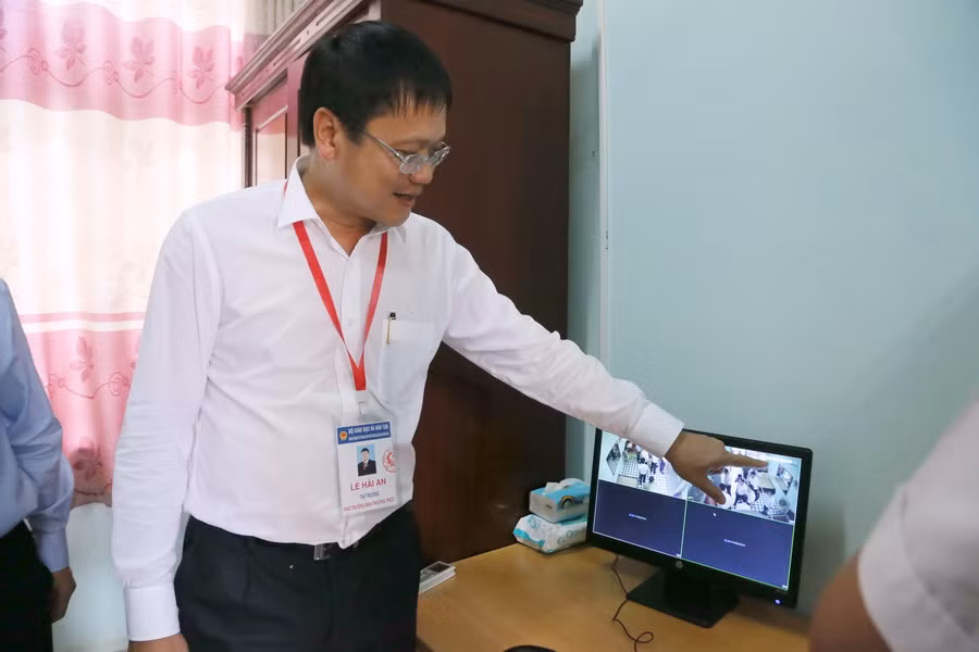Thứ trưởng Lê Hải An đang chỉ ra bộ đếm thời gian của camera an ninh giám sát phòng bảo quản đề thi, bài thi chưa được cập nhật theo thời gian thực. Thứ trưởng yêu cầu phải cập nhật thời gian thực cho các camer giám sát, đảm bảo độ tin cậy của dữ liệu. Ảnh tại điểm thi Trường THPT Hữu Lũng - Hội đồng thi Sở GD&ĐT Lạng Sơn. Ảnh: Việt Hà