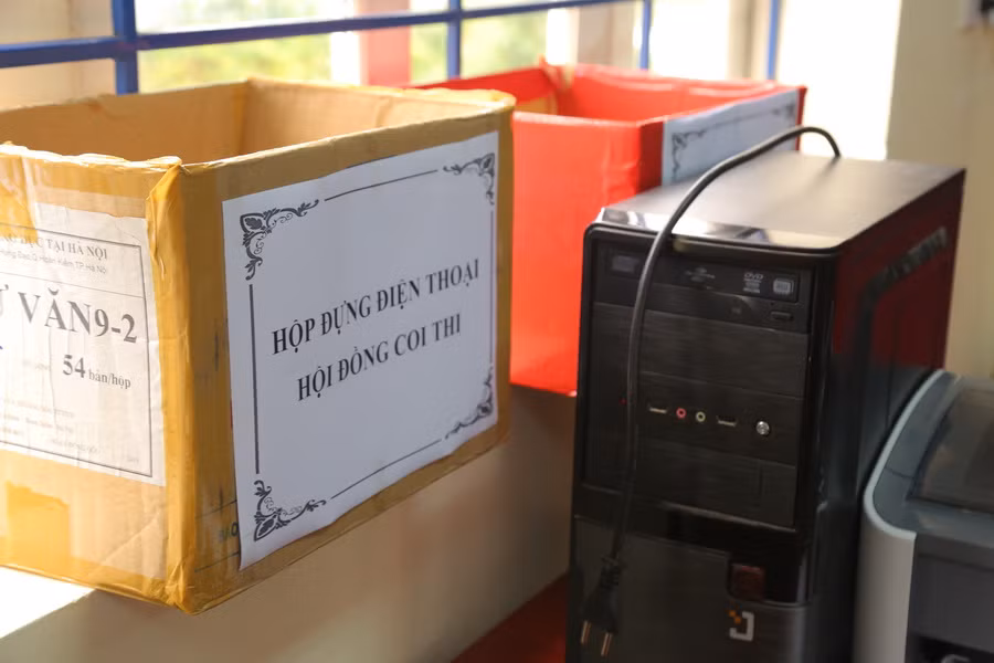 Hộp đựng điện thoại cho CBCT tại phòng hội đồng điểm thi Trường THPT Hoàng Văn Thụ. Điểm thi này đã bố trí những chi tiết nhỏ nhất trong khâu chuẩn bị. Ảnh: Việt Hà