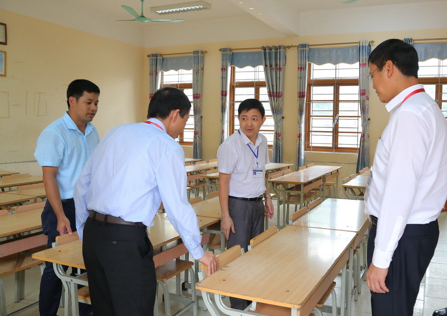 Đoàn kiểm tra đang nhắc nhở các cán bộ tại điểm thi THPT Hữu Lũng phải đảm bảo khoảng cách các thí sinh trong phòng thi. Theo quy chế, phòng thi được xếp theo bài thi, mỗi phòng thi có tối đa 24 thí sinh, trong phòng thi phải đảm bảo khoảng cách tối thiểu giữa 2 thí sinh ngồi cạnh nhau là 1,2 mét theo hàng ngang. Ảnh: Việt Hà Đoàn kiểm tra đang nhắc nhở các cán bộ tại điểm thi THPT Hữu Lũng phải đảm bảo khoảng cách các thí sinh trong phòng thi. Theo quy chế, phòng thi được xếp theo bài thi, mỗi phòng thi có tối đa 24 thí sinh, trong phòng thi phải đảm bảo khoảng cách tối thiểu giữa 2 thí sinh ngồi cạnh nhau là 1,2 mét theo hàng ngang. Ảnh: Việt Hà