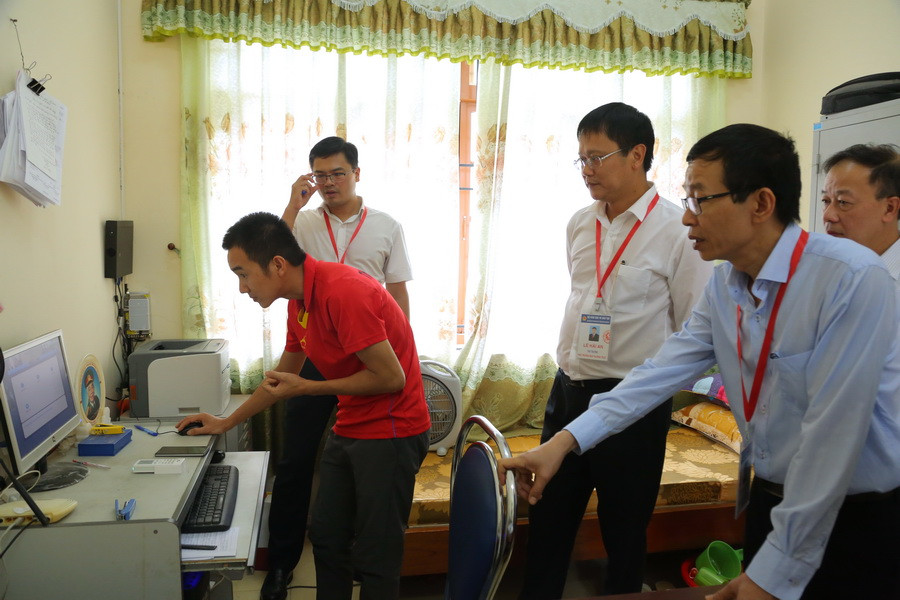 Thứ trưởng Lê Hải An cùng đoàn công tác lưu ý các điểm thi: camera phải đảm bảo hoạt động trong suốt quá trình ghi hình, lưu trữ ảnh dữ liệu tại phòng bảo quản đề thi, bài thi. Ảnh tại Trường THPT Chi Lăng - Hội đồng thi Sở GD&ĐT Lạng Sơn. Ảnh Việt Hà Thứ trưởng Lê Hải An cùng đoàn công tác lưu ý các điểm thi: camera phải đảm bảo hoạt động trong suốt quá trình ghi hình, lưu trữ ảnh dữ liệu tại phòng bảo quản đề thi, bài thi. Ảnh tại Trường THPT Chi Lăng - Hội đồng thi Sở GD&ĐT Lạng Sơn. Ảnh Việt Hà