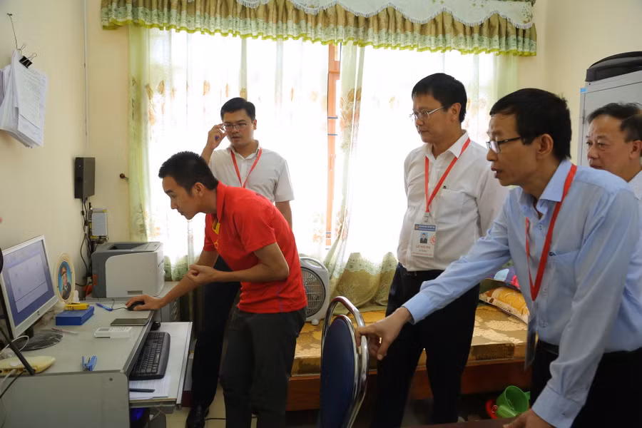 Thứ trưởng Lê Hải An cùng đoàn công tác lưu ý các điểm thi: camera phải đảm bảo hoạt động trong suốt quá trình ghi hình, lưu trữ ảnh dữ liệu tại phòng bảo quản đề thi, bài thi. Ảnh tại Trường THPT Chi Lăng - Hội đồng thi Sở GD&ĐT Lạng Sơn. Ảnh Việt Hà