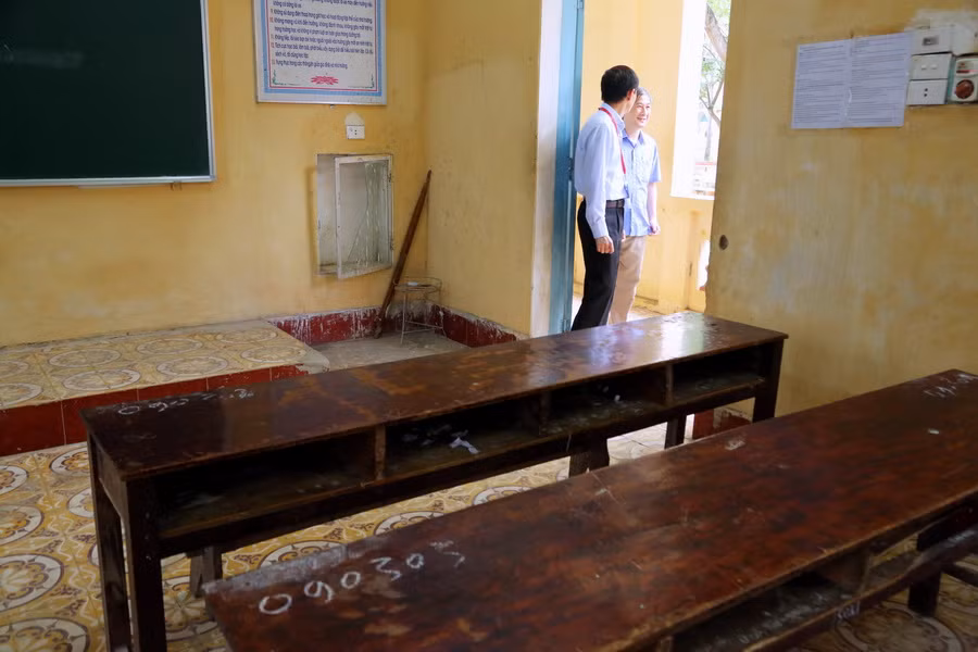 Với những bàn ghế cũ, mặt bàn phải được làm sạch để phục vụ công tác coi thi. Ảnh tại điểm thi trường THPT Chi Lăng. Ảnh Việt Hà