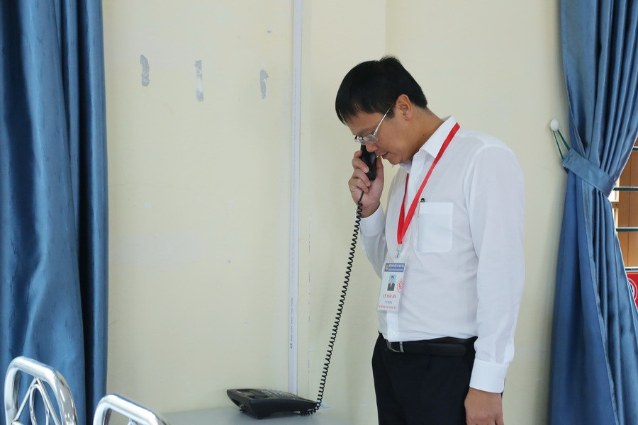 Thứ trưởng Lê Hải An kiểm tra điện thoại trong phòng hội đồng tại điểm thi Hoàng Văn Thụ. Theo quy chế thi THPT quốc gia năm 2019: "Bố trí tại mỗi Điểm thi 1 điện thoại cố định dùng để liên hệ với Hội đồng thi. Mọi cuộc liên lạc trong thời gian thi đều phải bật loa ngoài và nghe công khai" Ảnh: Việt Hà Thứ trưởng Lê Hải An kiểm tra điện thoại trong phòng hội đồng tại điểm thi Hoàng Văn Thụ. Theo quy chế thi THPT quốc gia năm 2019: "Bố trí tại mỗi Điểm thi 1 điện thoại cố định dùng để liên hệ với Hội đồng thi. Mọi cuộc liên lạc trong thời gian thi đều phải bật loa ngoài và nghe công khai" Ảnh: Việt Hà
