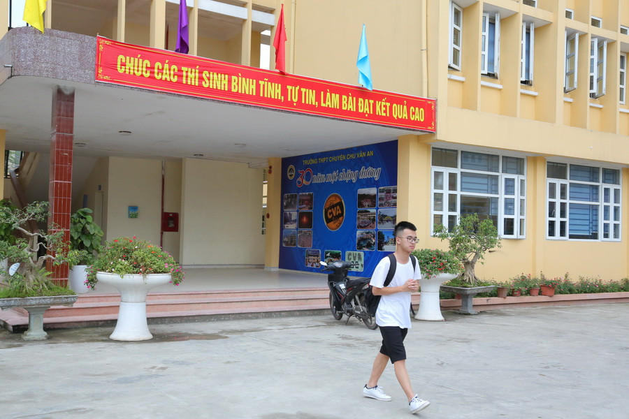 Nhìn những băng rôn, khẩu hiệu như thế này trong trường thi kiến thí sinh vững tâm tự tin hơn khi bước vào phòng thi. Ảnh chụp tại điểm thi Trường THPT Chuyên Chu Văn An - Hội đồng thi Sở GD&ĐT Lạng Sơn. Ảnh Việt Hà Nhìn những băng rôn, khẩu hiệu như thế này trong trường thi kiến thí sinh vững tâm tự tin hơn khi bước vào phòng thi. Ảnh chụp tại điểm thi Trường THPT Chuyên Chu Văn An - Hội đồng thi Sở GD&ĐT Lạng Sơn. Ảnh Việt Hà