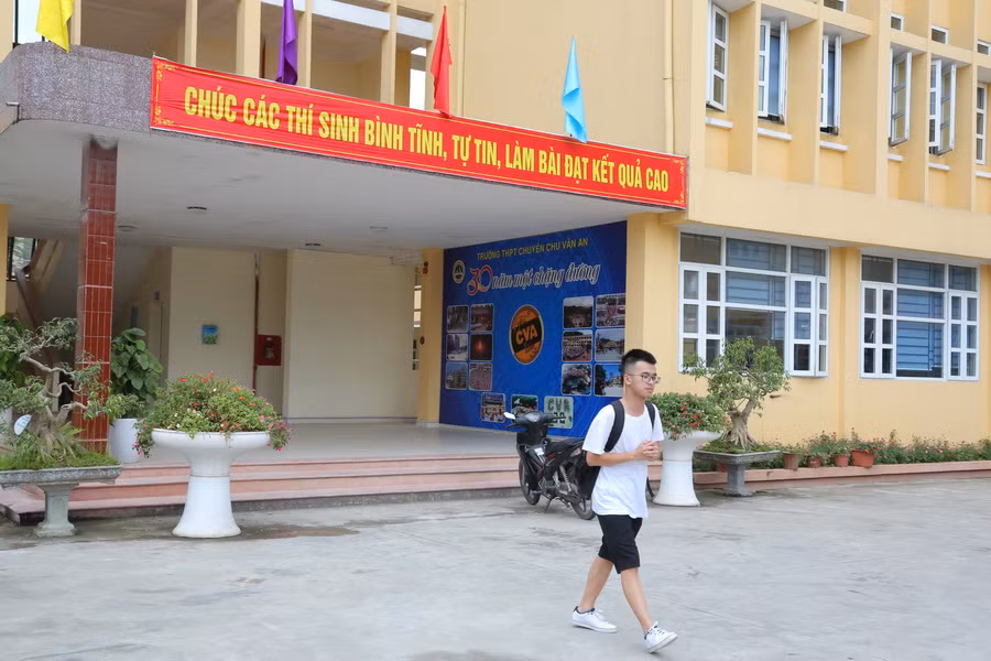 Nhìn những băng rôn, khẩu hiệu như thế này trong trường thi kiến thí sinh vững tâm tự tin hơn khi bước vào phòng thi. Ảnh chụp tại điểm thi Trường THPT Chuyên Chu Văn An - Hội đồng thi Sở GD&ĐT Lạng Sơn. Ảnh Việt Hà