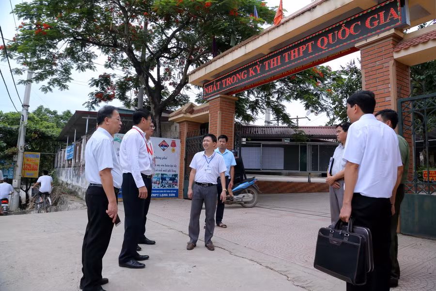 Trong buổi rà soát công tác chuẩn bị cho kỳ thi THPT quốc gia tại Cụm thi số 18 tỉnh Bắc Giang và Cụm thi số 10 tỉnh Lạng Sơn, Thứ trưởng Lê Hải An - Phó trưởng ban thường trực BCĐ thi THPT quốc gia năm 2019 đã nhấn mạnh đến tầm quan trọng của công tác tuyên truyền cổ động kỳ thi. Ảnh: Tấm biển đèn rực rỡ tại điểm thi Trường THPT Lục Nam - Hội đồng thi Sở GD&ĐT Bắc Giang đang có khẩu hiệu cổ động thí sinh trong Kỳ thi. Ảnh Việt Hà