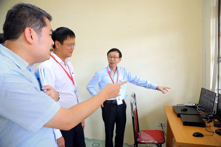 Thứ trưởng Lê Hải An nhắc nhở điểm thi tại Trường THPT Hoàng Văn Thụ: trong quá trình coi thi các hệ thống camera, mạng wifi sẵn có trong trường phải được vô hiệu hóa. Ảnh Việt Hà