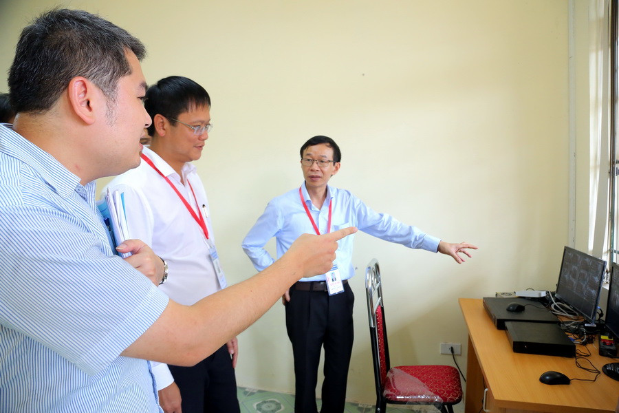 Thứ trưởng Lê Hải An nhắc nhở điểm thi tại Trường THPT Hoàng Văn Thụ: trong quá trình coi thi các hệ thống camera, mạng wifi sẵn có trong trường phải được vô hiệu hóa. Ảnh Việt Hà Thứ trưởng Lê Hải An nhắc nhở điểm thi tại Trường THPT Hoàng Văn Thụ: trong quá trình coi thi các hệ thống camera, mạng wifi sẵn có trong trường phải được vô hiệu hóa. Ảnh Việt Hà