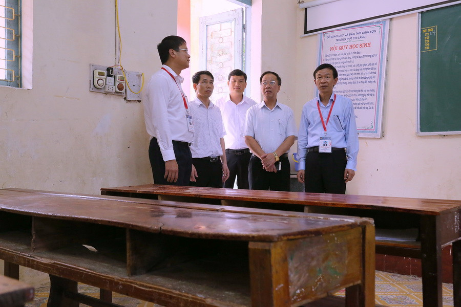 Là tỉnh miền núi còn nhiều khó khăn về cơ sở vật chất, nhiều điểm thi, phòng thi còn bàn ghế kiểu cũ, đang được sửa chữa kịp thời đáp ứng cho kỳ thi THPT quốc gia. Đoàn kiểm tra yêu cầu tiến độ sửa chữa phải kịp thời khi kỳ thi diễn ra. Ảnh tại điểm thi trường THPT Chi Lăng. Ảnh Việt Hà Là tỉnh miền núi còn nhiều khó khăn về cơ sở vật chất, nhiều điểm thi, phòng thi còn bàn ghế kiểu cũ, đang được sửa chữa kịp thời đáp ứng cho kỳ thi THPT quốc gia. Đoàn kiểm tra yêu cầu tiến độ sửa chữa phải kịp thời khi kỳ thi diễn ra. Ảnh tại điểm thi trường THPT Chi Lăng. Ảnh Việt Hà