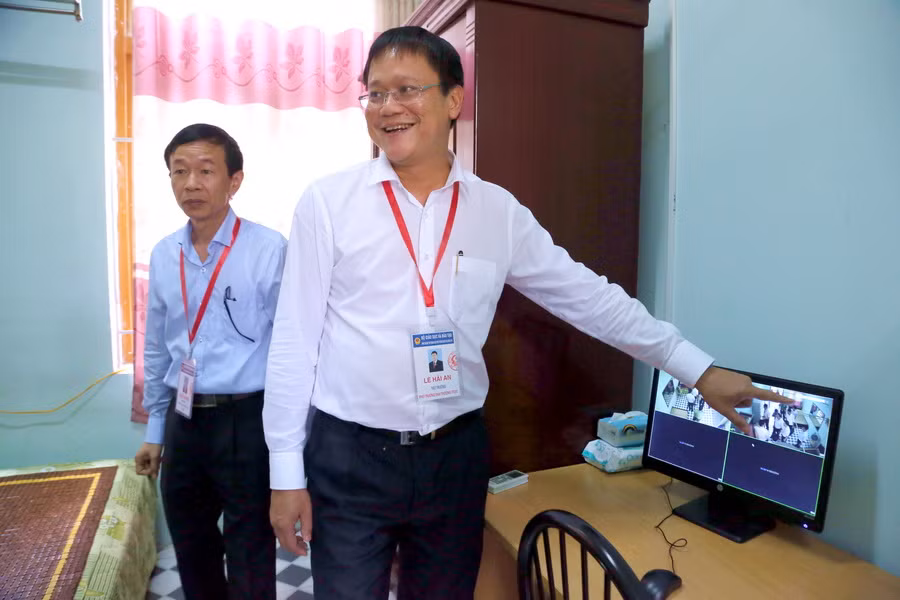 Thứ trưởng Lê Hải An lưu ý: Camera giám sát tại các điểm thi phải được cài đặt theo thời gian thực. Thứ trưởng Lê Hải An lưu ý: Camera giám sát tại các điểm thi phải được cài đặt theo thời gian thực.