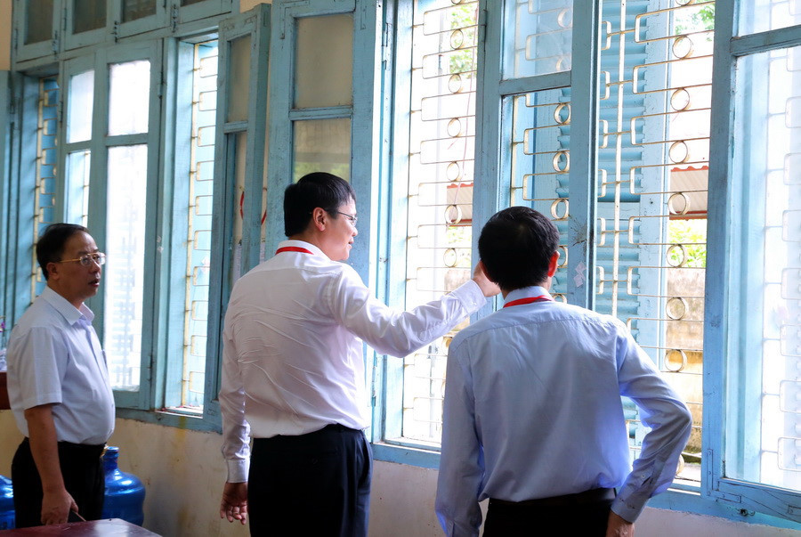 Cửa sổ các điểm thi là khâu mà bộ phận chuẩn bị cơ sở vật chất thường ít lưu ý tới. Cửa thường được trang bị kính trắng trong suốt, đoàn kiểm tra yêu cầu phải dán kín hoặc làm mờ kính để đảm bảo phía ngoài không quan sát được hoạt động trong phòng thi, phòng bảo quản đề thi, bài thi. Ảnh: điểm thi tại trường THPT Chi Lăng - Hội đồng thi Sở GD&DT Lạng Sơn. Ảnh: Việt Hà Cửa sổ các điểm thi là khâu mà bộ phận chuẩn bị cơ sở vật chất thường ít lưu ý tới. Cửa thường được trang bị kính trắng trong suốt, đoàn kiểm tra yêu cầu phải dán kín hoặc làm mờ kính để đảm bảo phía ngoài không quan sát được hoạt động trong phòng thi, phòng bảo quản đề thi, bài thi. Ảnh: điểm thi tại trường THPT Chi Lăng - Hội đồng thi Sở GD&DT Lạng Sơn. Ảnh: Việt Hà
