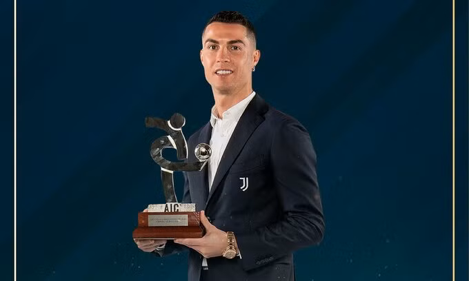 Ronaldo lần thứ hai nhận giải Cầu thủ hay nhất Serie A do AIC trao tặng.