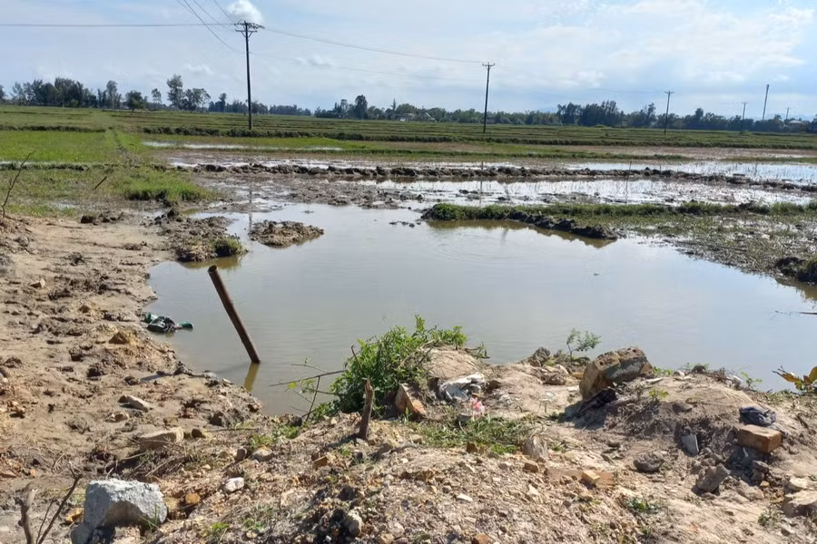 Hố nước sâu hình thành trong quá trình thi công công trình điện cao thế.