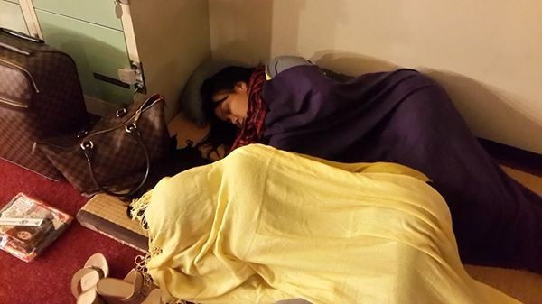 Cẩm Ly phải tìm một góc để ngủ khi đi lưu diễn tại Nhật. BTC trần tình chuyện đối xử tệ bạc với đoàn lưu diễn Nhật