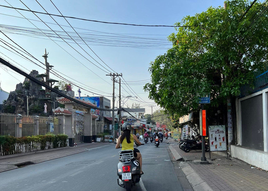 Tại TPHCM, những khoảng trống vỉa hè còn sót lại không bị lấn chiếm chủ yếu rơi vào mặt tiền công sở, nhà thờ hay trường học do có lực lượng bảo vệ. Tại TPHCM, những khoảng trống vỉa hè còn sót lại không bị lấn chiếm chủ yếu rơi vào mặt tiền công sở, nhà thờ hay trường học do có lực lượng bảo vệ.