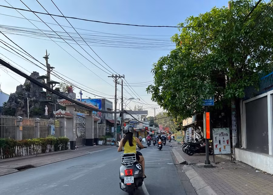 Tại TPHCM, những khoảng trống vỉa hè còn sót lại không bị lấn chiếm chủ yếu rơi vào mặt tiền công sở, nhà thờ hay trường học do có lực lượng bảo vệ.